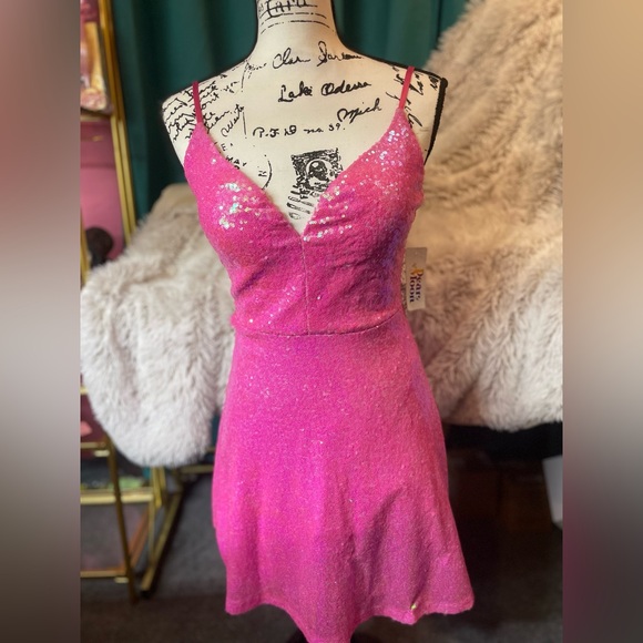 NWT! Sz 5 Bright Pink Sequin Prom/Homecoming Dress - Picture 3 of 12